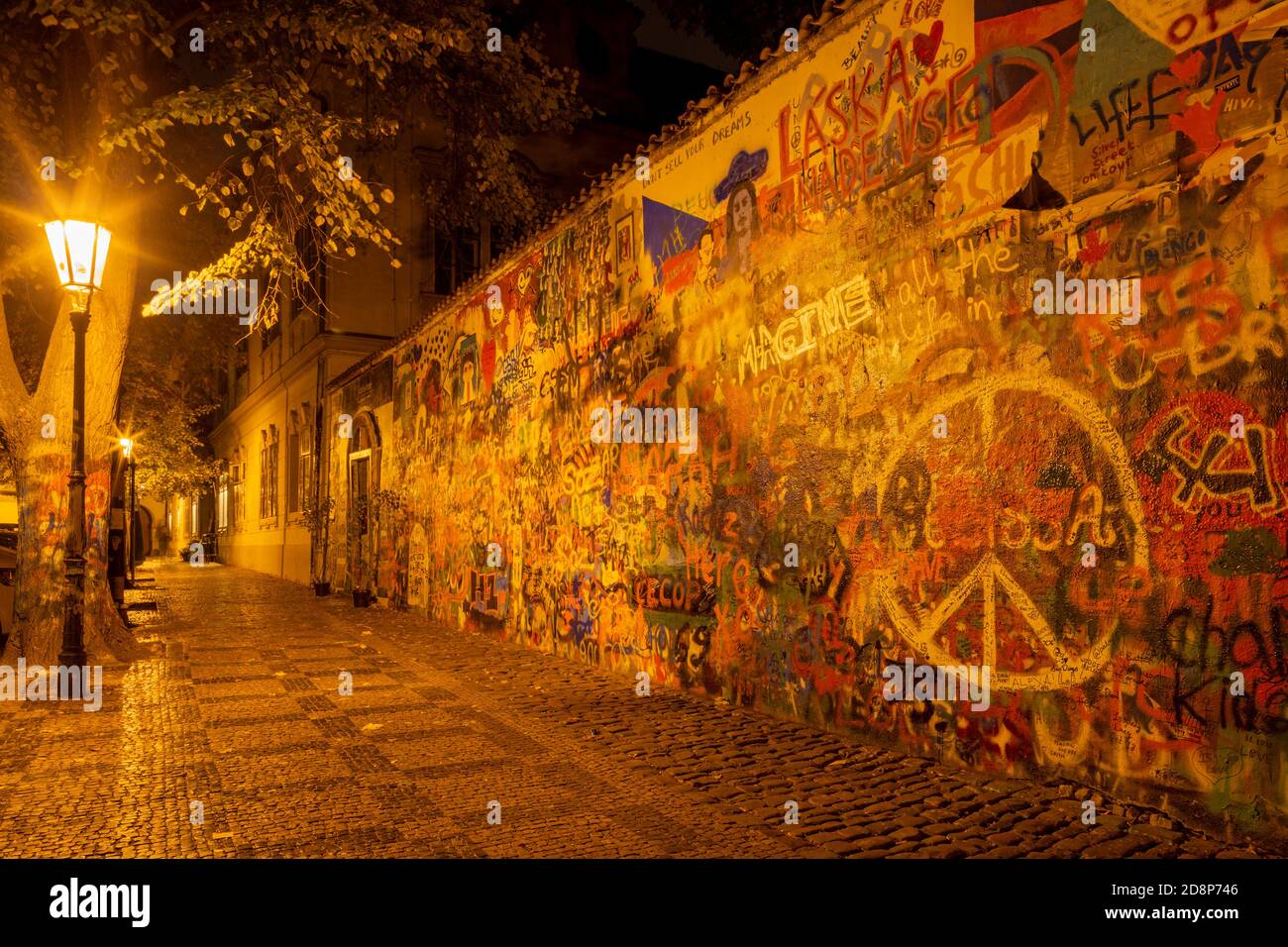 PRAGA, REPUBBLICA CECA - 17 OTTOBRE 2018: Il muro di pace notturno di John Lennon creato nel 1980. Foto Stock
