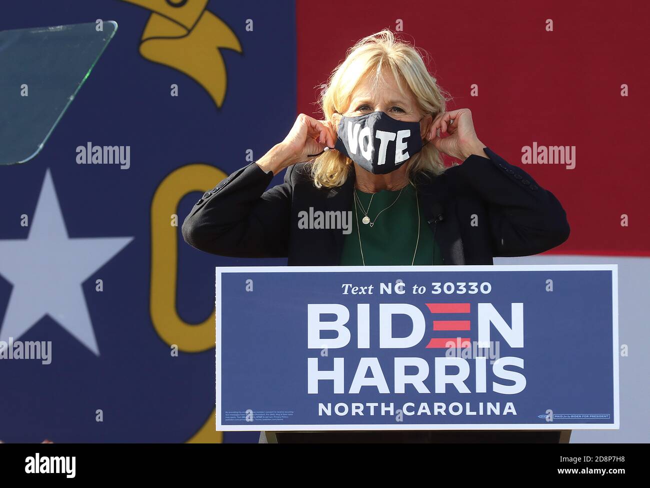 Greensboro, Carolina del Nord, Stati Uniti. 31 Ott 2020. La dott.ssa JILL BIDEN mette la sua maschera dopo aver parlato durante un ''˜uscire il voto Drive-in Rally' al Greensboro Coliseum in North Carolina, dove ha incoraggiato i tifosi a votare presto dopo l'evento. Credit: Bob Karp/ZUMA Wire/Alamy Live News Foto Stock