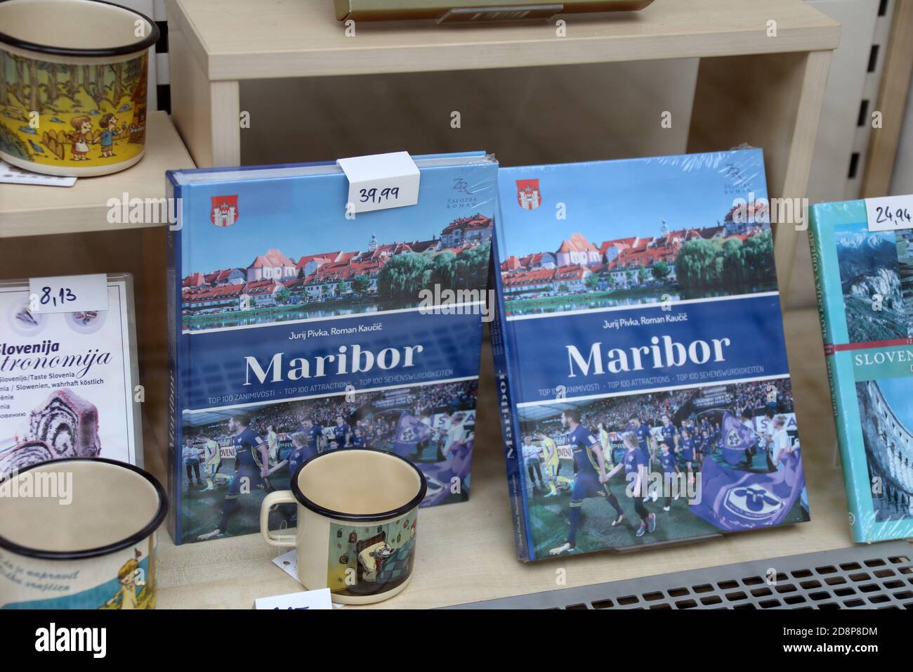 Libri di souvenir in una finestra del negozio Maribor Foto Stock