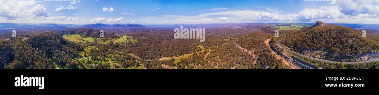 Panorama aereo a 180 gradi sulla valle del Capertee in una giornata estiva soleggiata lungo l'autostrada Castlereagh in Australa. Foto Stock