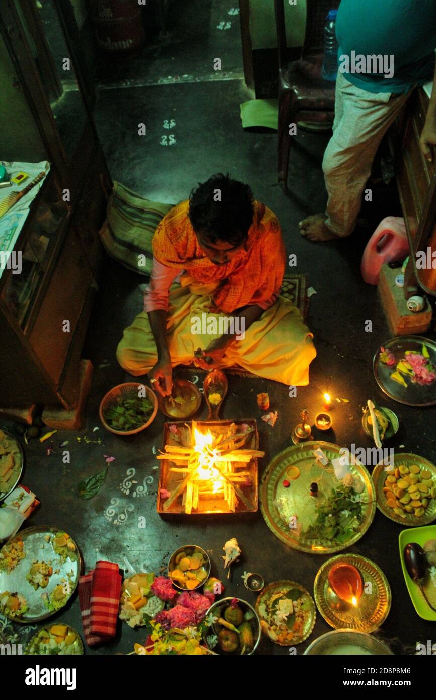 Magra, India. 31 Ott 2020. Kojagari Laxmi Puja è fatto su Sharad Purnima in parecchie parti dell'India particolarmente nel Bengala occidentale, parti di Odisha e del Bihar orientale. Kojagari Lakshmi Puja è fatto sulla notte di luna piena cinque giorni dopo Durga Puja. (Foto di Soumadip Das/Pacific Press) Credit: Pacific Press Media Production Corp./Alamy Live News Foto Stock