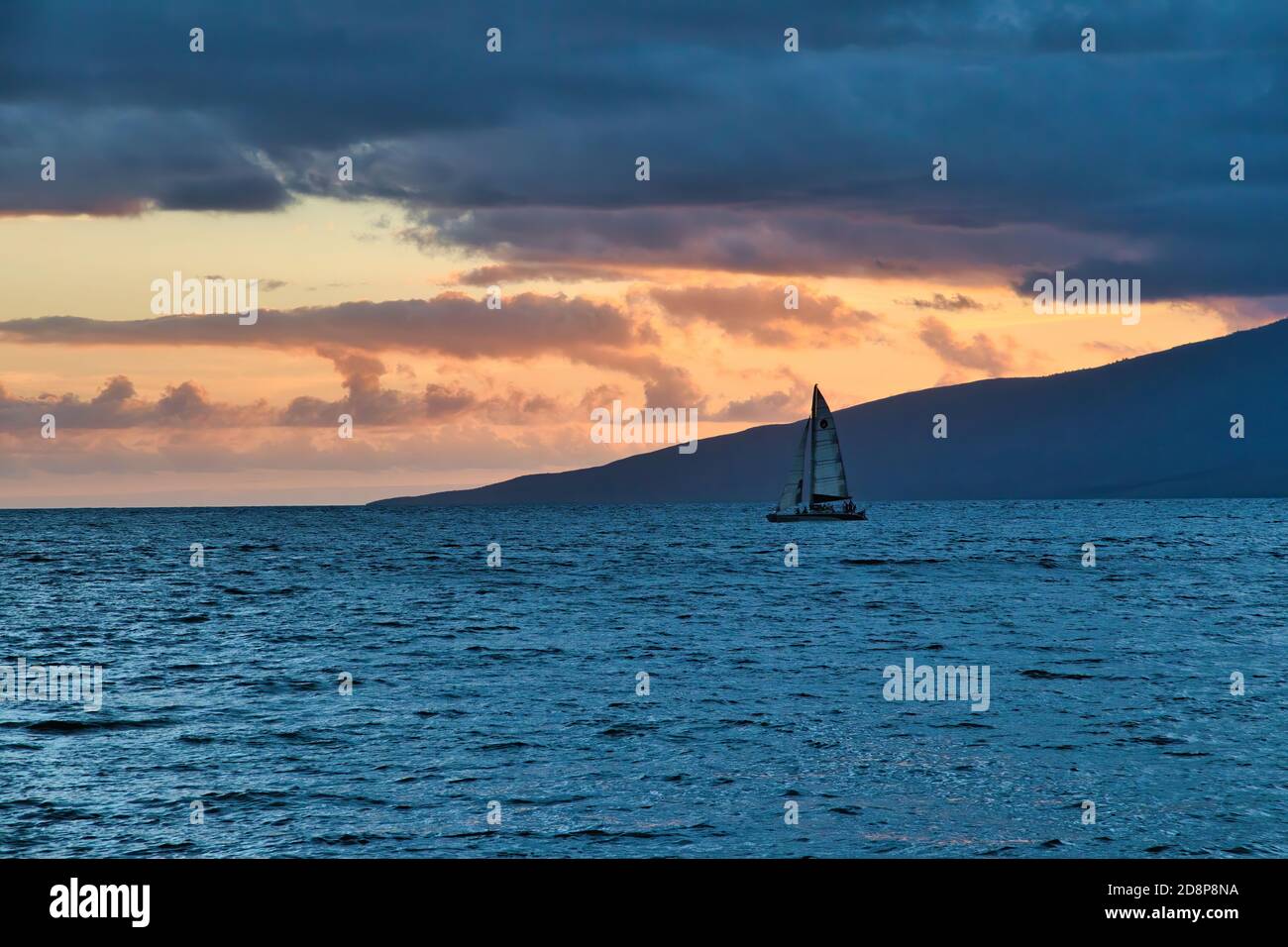 Spettacolare tramonto a Lahaina Bay con barca a vela e oceano blu profondo. Foto Stock