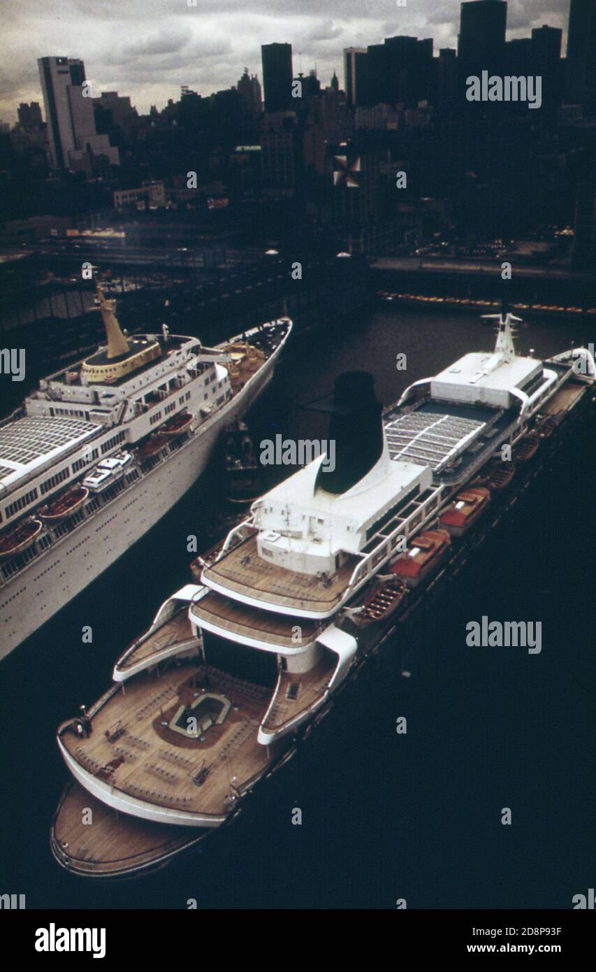 Nuove ed eleganti navi da crociera attraccate al porto di New York ca. 1973 Foto Stock