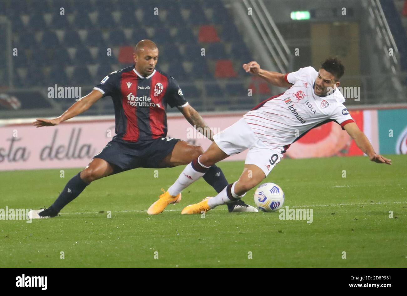 Danilo Larangeira (L) di Bologna e Giovanni Simeone di Cagliari in azione durante la Serie Italiana UNA partita di calcio Bologna FC vs Cagliari Calcio allo stadio Renato Dall'Ara di Bologna, 31 ottobre 2020. - Photo Michele Nucci Credit: LM/Michele Nucci/Alamy Live News Foto Stock