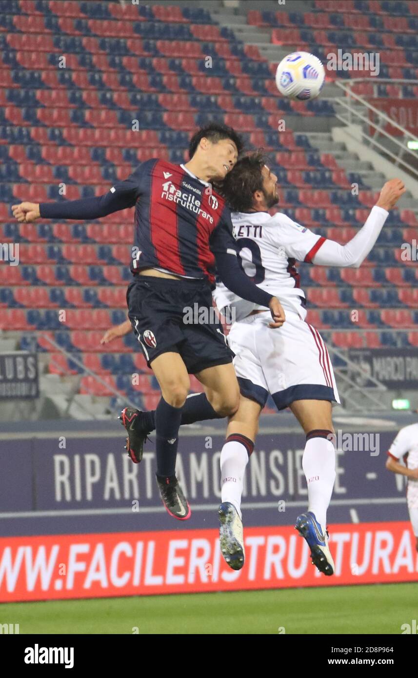 Takehiro Tomiyasu di Bologna (L) e Leonardo Pavoletti di Cagliari durante la Serie Italiana una partita di calcio Bologna FC vs Cagliari Calcio allo stadio Renato Dall'Ara di Bologna, 31 ottobre 2020. - Photo Michele Nucci Credit: LM/Michele Nucci/Alamy Live News Foto Stock