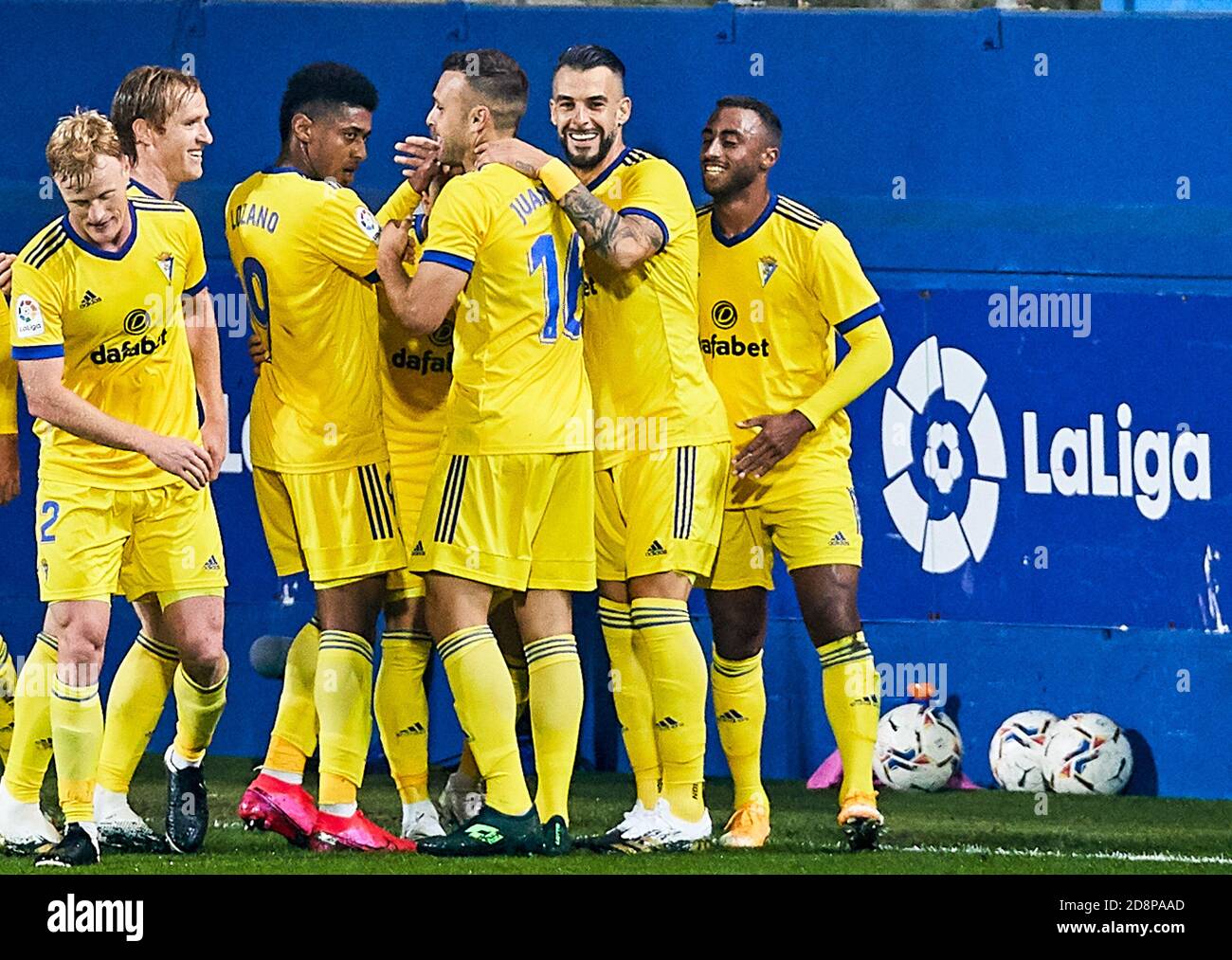 Salvi Sanchez di Cadice celebra il suo obiettivo con i suoi compagni di squadra Durante il campionato spagnolo la Liga partita di calcio tra SD Eibar SAD e Cadice C. Foto Stock