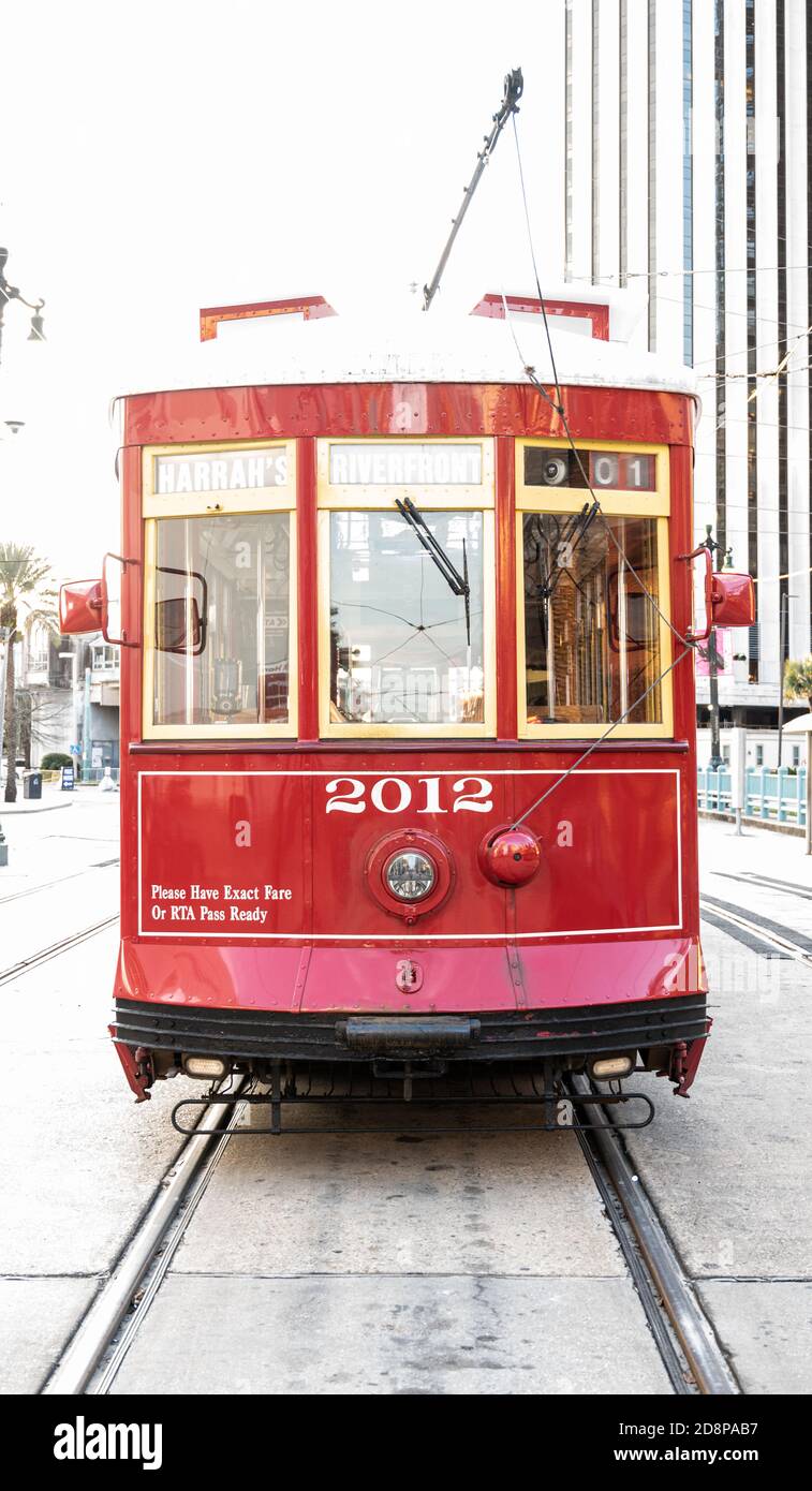 New Orleans, Stati Uniti: 1 marzo 2020: New Orleans Trolly con il cielo soffiato Foto Stock