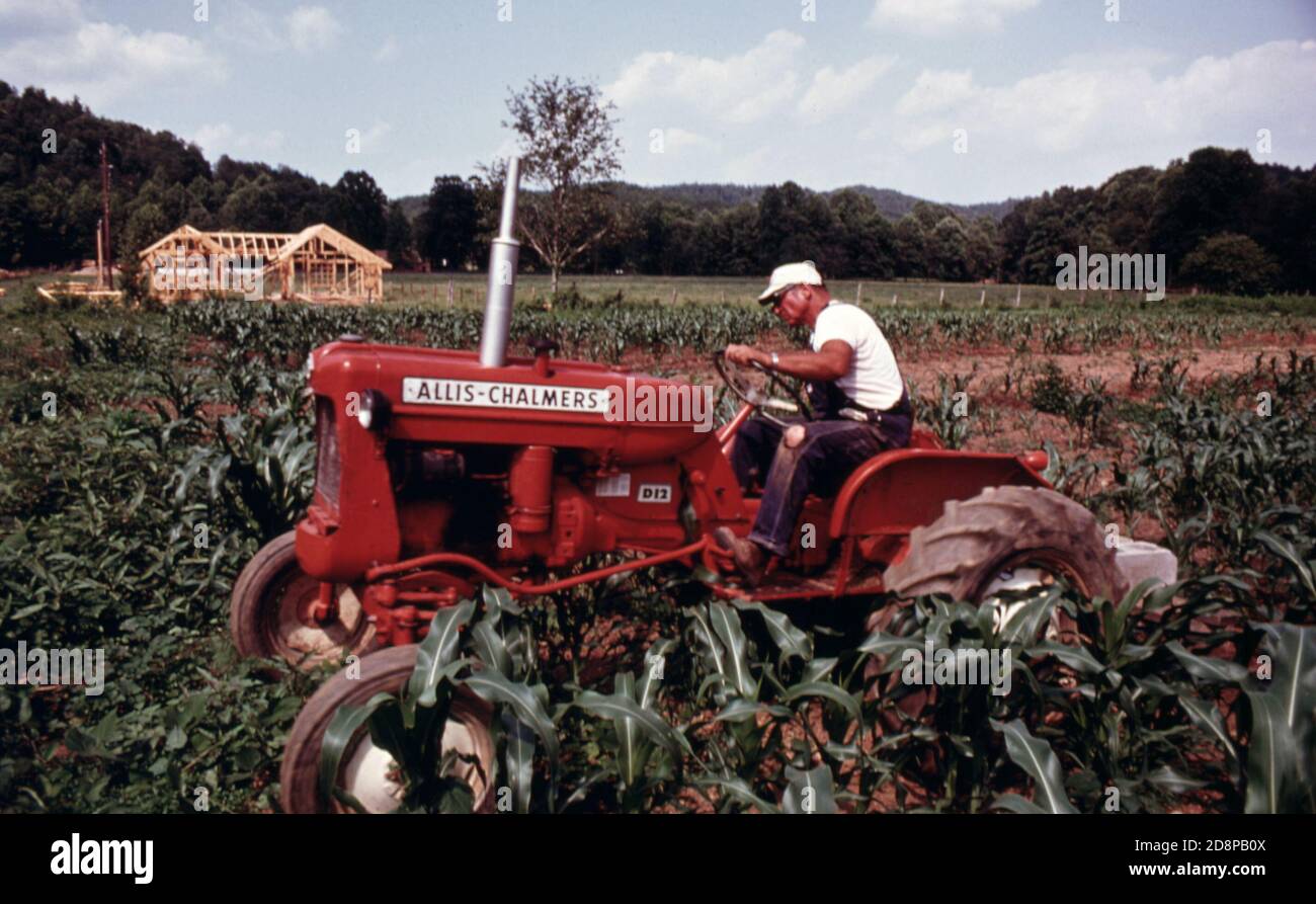 'Al Reinshagen; insegnante di matematica alla scuola superiore della contea bianca in Cleveland; Georgia; coltiva un terreno di un acro nella vicina Helen perché ''amo l'agricoltura''. Il terreno delimita la Georgia Highway 17/75 sul bordo occidentale dei confini della città della piccola comunità montana di circa 270 residenti. La trama appartiene al comer Vandiver di Helen che lascia reinshagen usare la terra libera piuttosto che lasciarla andare inutilizzata. Helen è vicino a Robertstown. Il nuovo edificio sullo sfondo sarà una scuderia di guida' Foto Stock