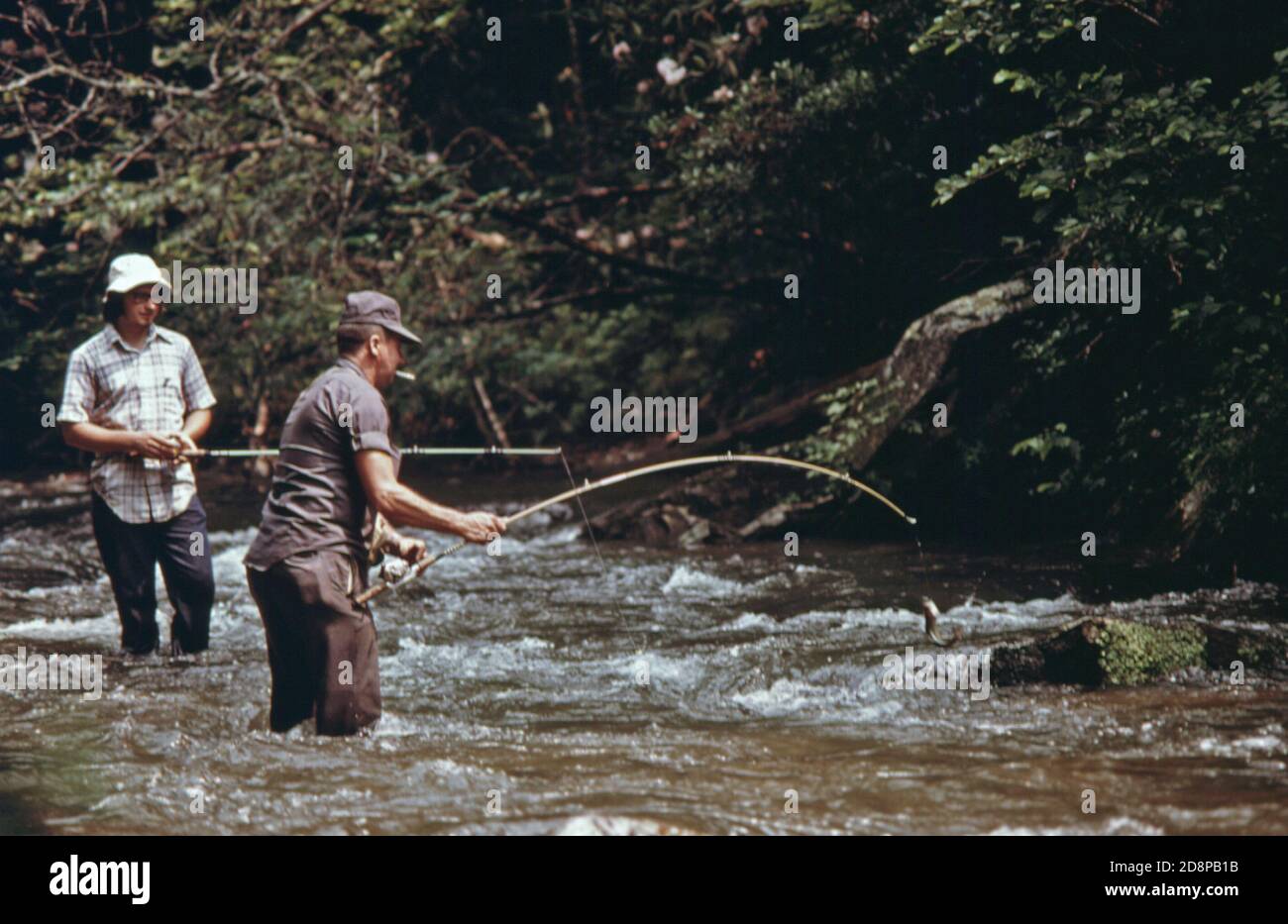 I pescatori gettano la trota sulla parte superiore del fiume Chattahoochee nella foresta nazionale di Chattahoochee sopra Robertstown. Oltre alla pesca e al campeggio, i turisti sono attratti dalla vicina Helen, dove il quartiere degli affari è stato rinnovato con un tema alpino bavarese. Il successo di questo progetto ha portato a nuovi sviluppi che interesseranno sia Robertstown che Helen perché si trovano a circa un miglio l'uno dall'altro Foto Stock