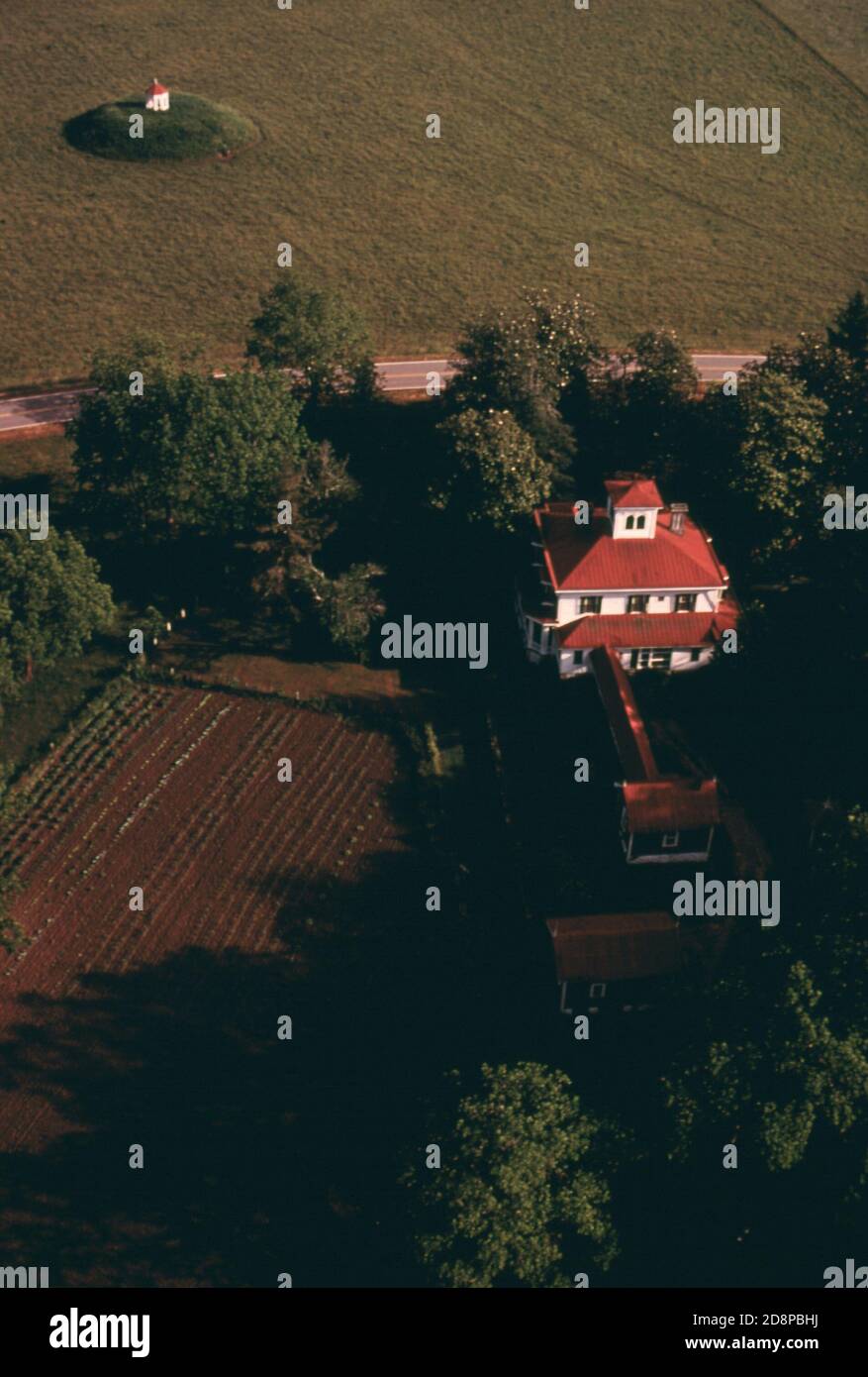 Casa colonica e annessi di proprietà dell'ex governatore della Georgia Hardeman che ora vive in Florida e ha la fattoria gestita da un sovrintendente. Nel campo in alto a destra si trova il tumulo indiano di Nacoochee. Il tumulo era il centro dell'antica città cherokee di gauxule che, secondo quanto riferito, fu visitata da desoto lo spagnolo; nel 1540 durante la sua ricerca di oro. Questo sito si trova nella valle di Nacoochee due miglia a sud-ovest di Helen; Georgia; che è vicino a Robertstown Foto Stock