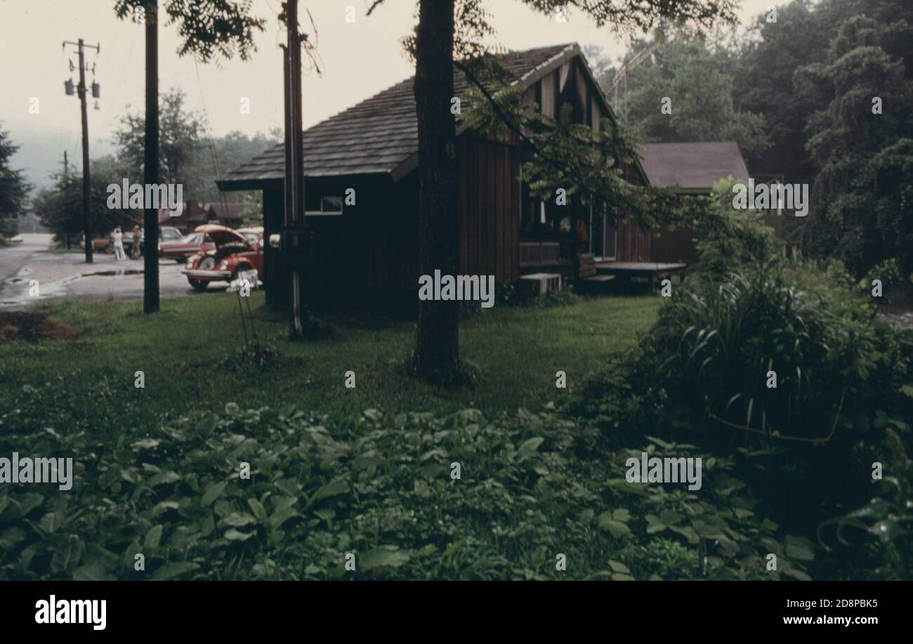 Una delle unità del fiume alpino Lodge su River Street a Helen; Georgia; vicino Robertstown. Le strutture si trovano sulla pianura alluvionale di 100 anni del fiume Chattahoochee. In almeno un'occasione negli ultimi anni gli occupanti del Lodge sono stati evacuati con il battello a remi. Il tema alpino Lodge riecheggia quello del quartiere degli affari nella piccola comunità di 270 residenti Foto Stock