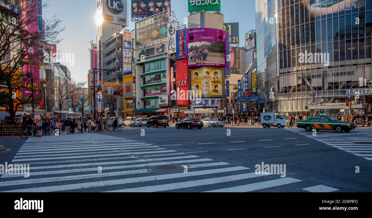 Shibuya (Scramble) Crossing, a Shibuya, Tokyo, Giappone; la traversata pedonale più trafficata del mondo, con ben 2,500 persone che attraversano contemporaneamente. Foto Stock