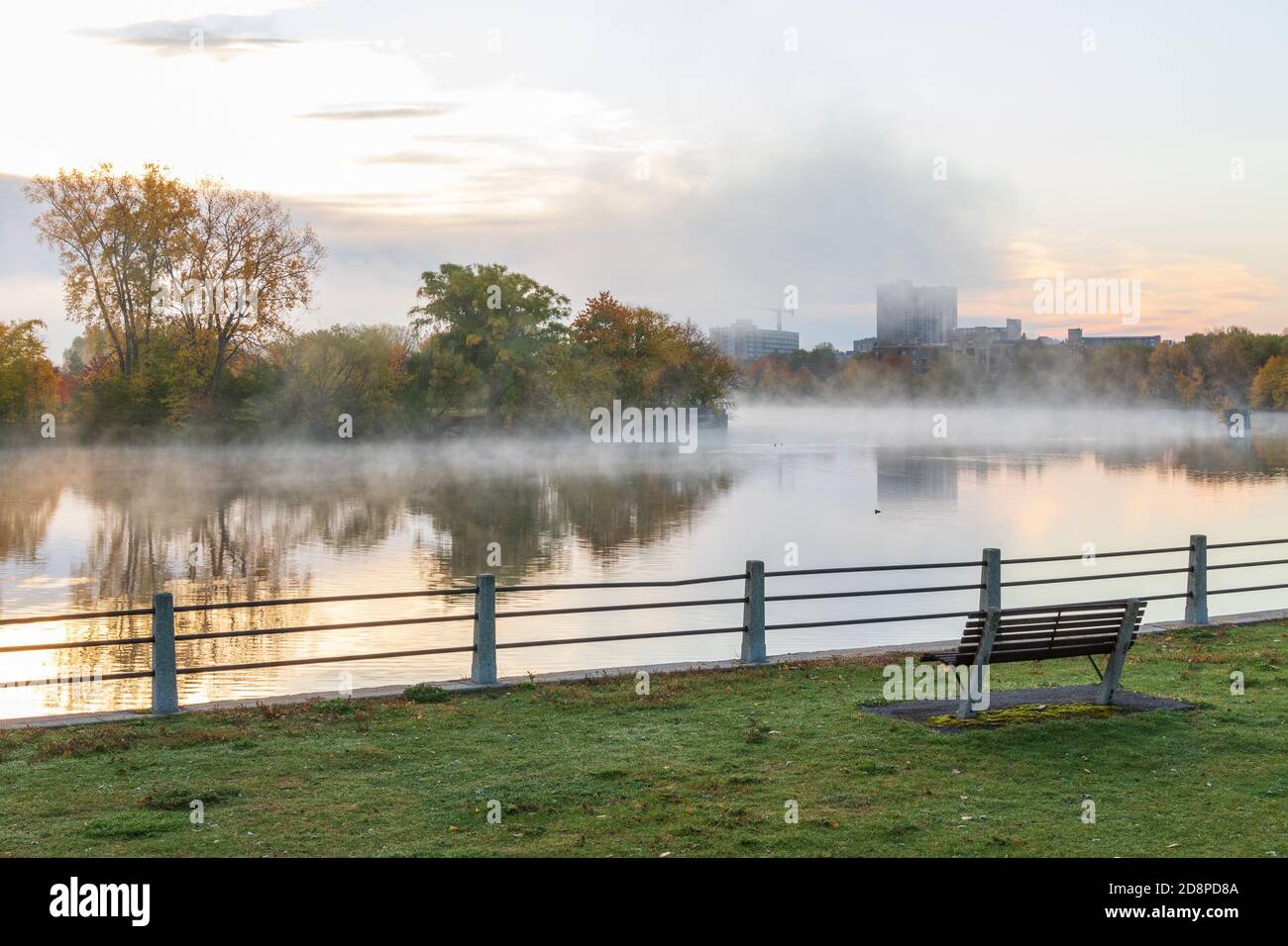 Nebbia che si alugia sul fiume Rideau all'inizio del mattino autunnale, Ottawa Foto Stock