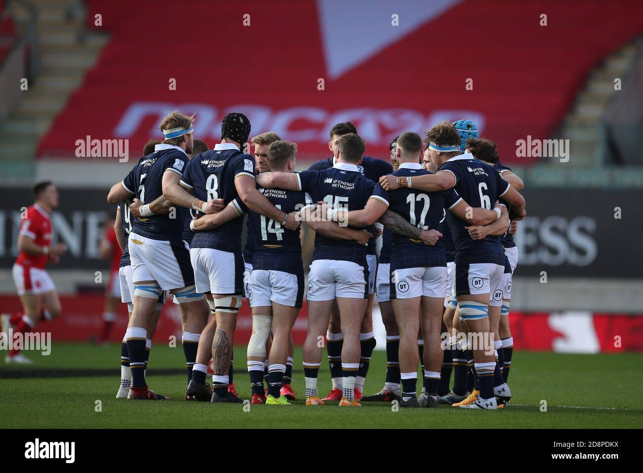 Llanelli, Regno Unito. 31 Ott 2020. I giocatori di rugby scozzesi si sono accaniti davanti a k/o.. Partita di campionato Guinness Six Nations 2020, Galles contro Scozia al Parc Y Scarlets di Llanelli, Galles del Sud, sabato 31 ottobre 2020. Questa immagine può essere utilizzata solo per scopi editoriali. Solo per uso editoriale, foto di Andrew Orchard/Andrew Orchard sports photography/Alamy Live news Credit: Andrew Orchard sports photography/Alamy Live News Foto Stock