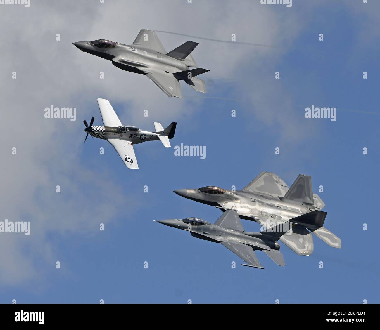 Sanford, Stati Uniti. 31 Ott 2020. L'USAF Heritage Flight, volato da (dall'alto verso il basso) un F-35, P-51, F-22 e F-16 viene eseguito al primo Lockheed Martin Space and Air Show a Sanford, Florida sabato 31 ottobre 2020. Foto di Joe Marino/UPI Credit: UPI/Alamy Live News Foto Stock