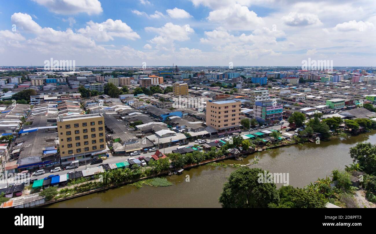 Vista aerea di Mueang mai Bang Plee, Bangsaothong nella provincia pesantemente industrializzata di Samut Prakan, ad est di Bangkok in Thailandia. Foto Stock