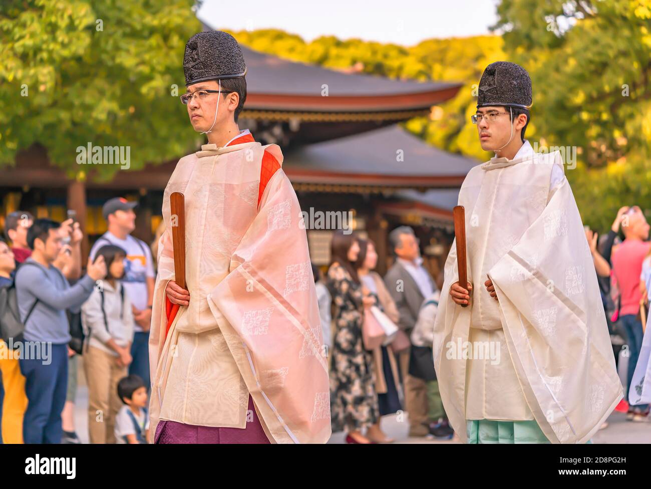 tokyo, giappone - ottobre 10 2019: Due sacerdoti kannushi giapponesi che indossano cappelli eboshi, un kimono chiamato kariginu e che tengono una tavoletta rituale di shaku durante un Foto Stock