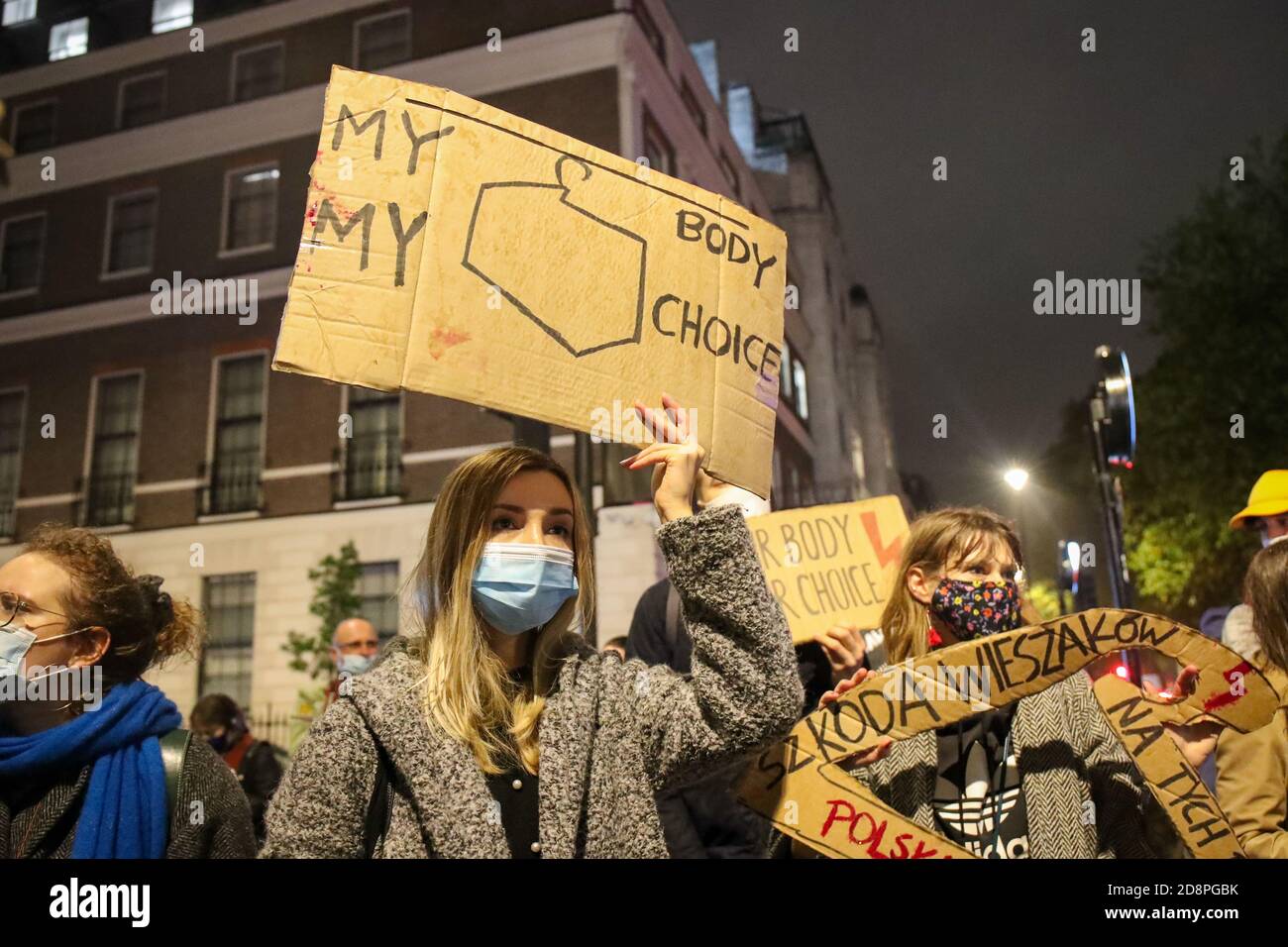 LONDRA, INGHILTERRA, OTTOBRE 30 2020, i manifestanti hanno i segni davanti all'ambasciata polacca a Londra, le proteste sono contro una sentenza della corte costituzionale che imporrebbe un divieto quasi totale sull'aborto in Polonia (Credit: Lucy North | MI News) Credit: MI News & Sport /Alamy Live News Foto Stock