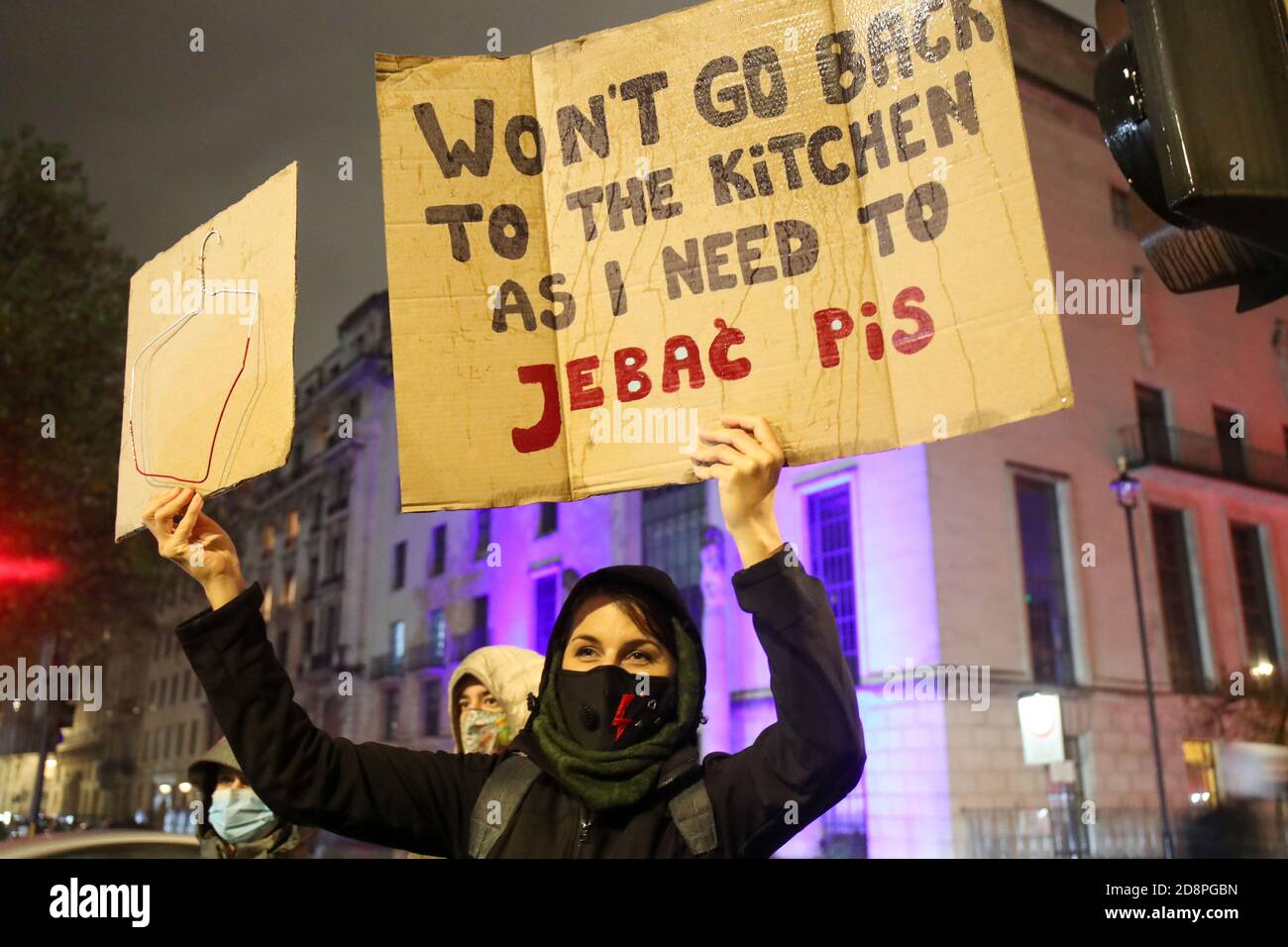 LONDRA, INGHILTERRA, OTTOBRE 30 2020, i manifestanti hanno i segni davanti all'ambasciata polacca a Londra, le proteste sono contro una sentenza della corte costituzionale che imporrebbe un divieto quasi totale sull'aborto in Polonia (Credit: Lucy North | MI News) Credit: MI News & Sport /Alamy Live News Foto Stock