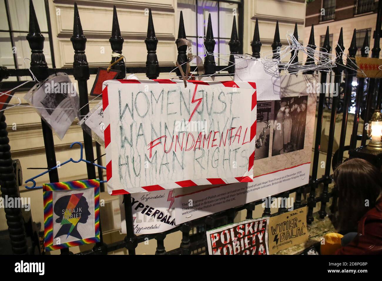 LONDRA, INGHILTERRA, OTTOBRE 30 2020, i manifestanti hanno i segni davanti all'ambasciata polacca a Londra, le proteste sono contro una sentenza della corte costituzionale che imporrebbe un divieto quasi totale sull'aborto in Polonia (Credit: Lucy North | MI News) Credit: MI News & Sport /Alamy Live News Foto Stock