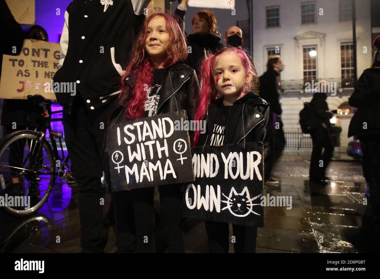 LONDRA, INGHILTERRA, OTTOBRE 30 2020, i manifestanti hanno i segni davanti all'ambasciata polacca a Londra, le proteste sono contro una sentenza della corte costituzionale che imporrebbe un divieto quasi totale sull'aborto in Polonia (Credit: Lucy North | MI News) Credit: MI News & Sport /Alamy Live News Foto Stock