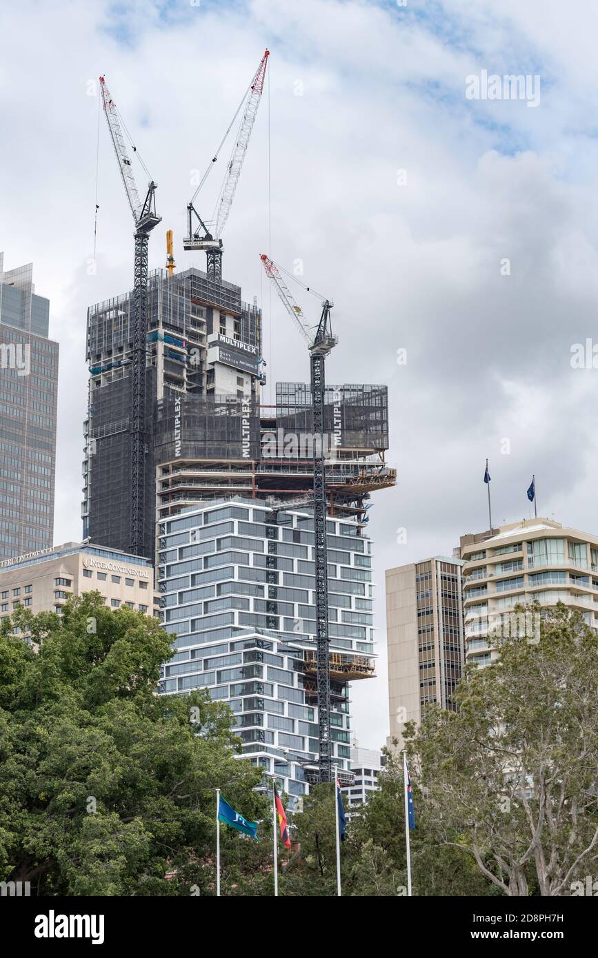 Sydney, Australia, 2020 ottobre: La nuova AMP Quay Quarter Tower da $1 miliardi di dollari (in primo piano), un edificio a 54 piani a 6 stelle verdi, è prevista per il completamento nel 2022 Foto Stock