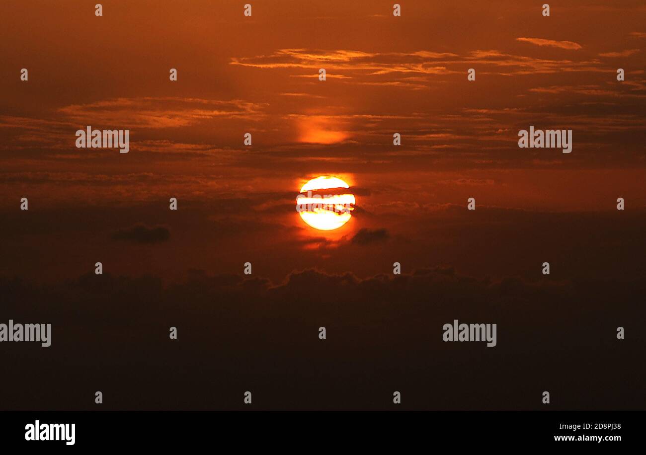 Beirut, Libano. 31 Ott 2020. Il tramonto si vede sulla riva di Beirut, Libano, il 31 ottobre 2020. Credit: Bilal Jawich/Xinhua/Alamy Live News Foto Stock