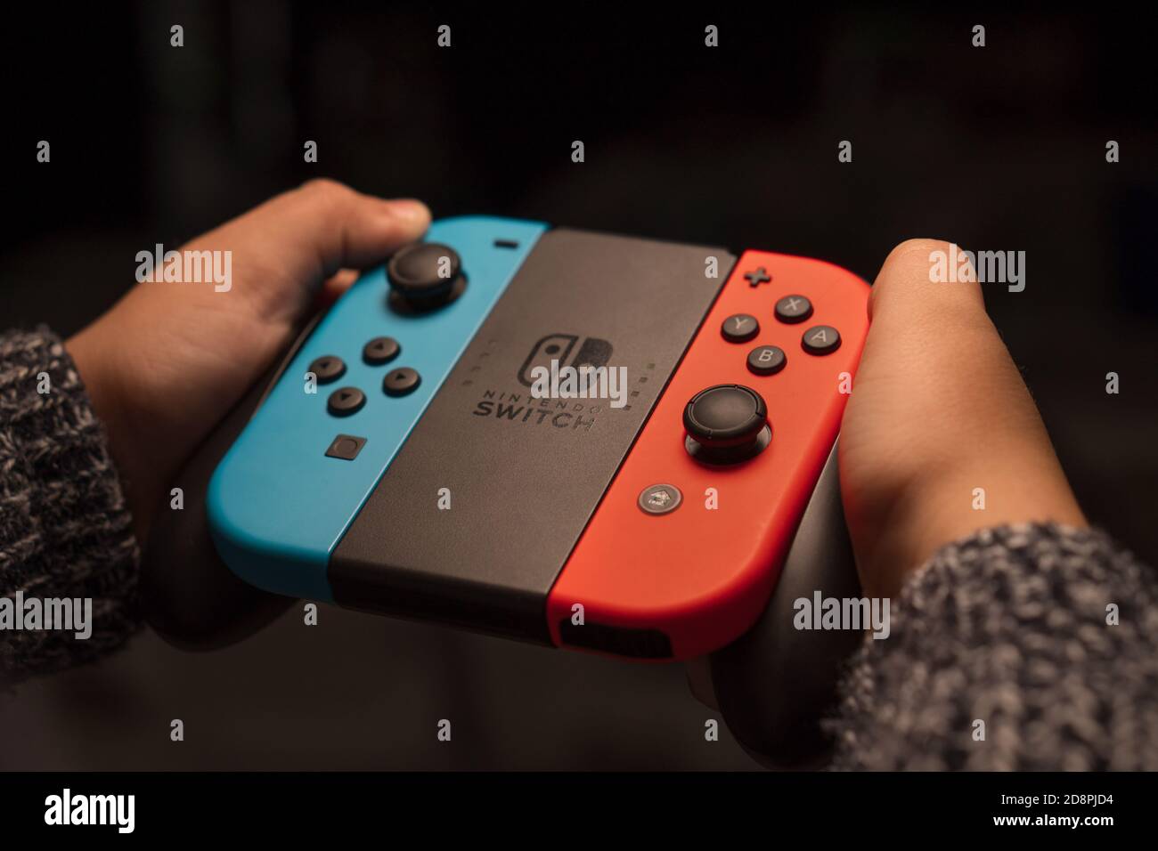 SANTA MARIA CAPUA VETERE, ITALIA - 17 ottobre 2020: Santa Maria CV, Italia, 17 ottobre 2020, le mani di un bambino che gioca un videogioco portatile Foto Stock