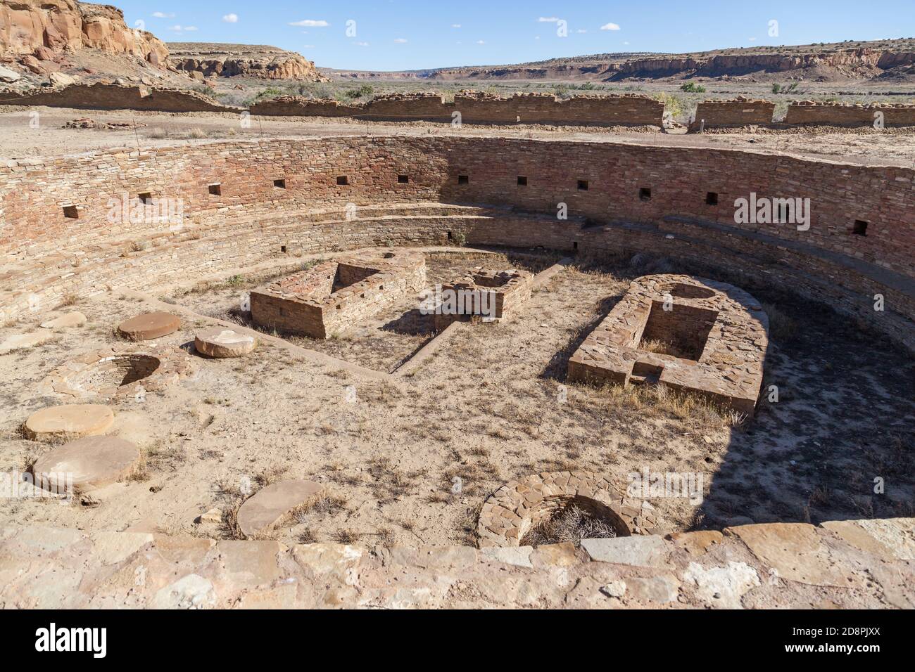 Guardando in uno degli antichi Kivas presso il sito della Casa Grande Chetro Ketl costruito dal popolo Anasazi nel Chaco Canyon, New Mexico. Foto Stock
