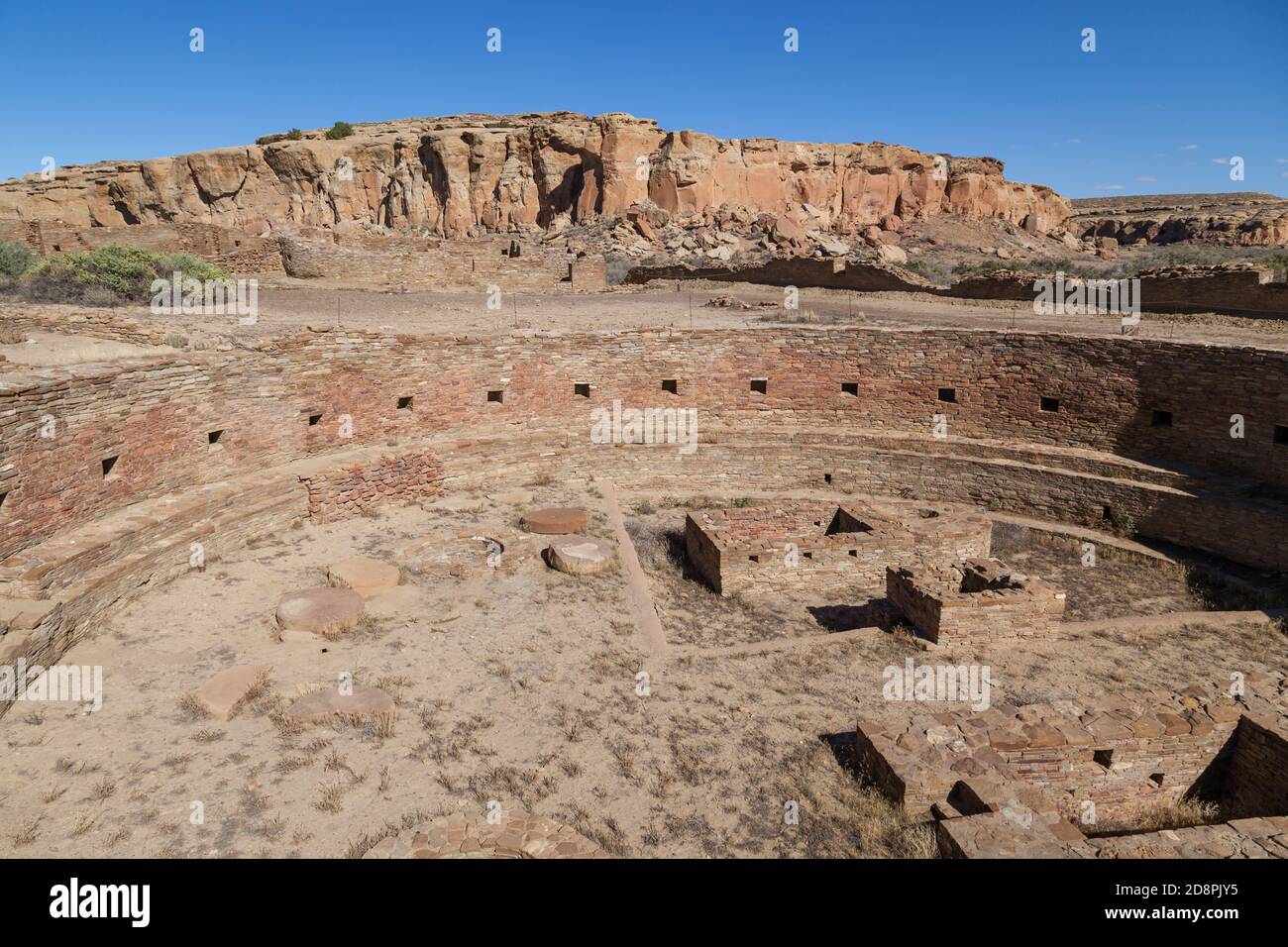 Guardando in uno degli antichi Kivas presso il sito della Casa Grande Chetro Ketl costruito dal popolo Anasazi nel Chaco Canyon, New Mexico. Foto Stock