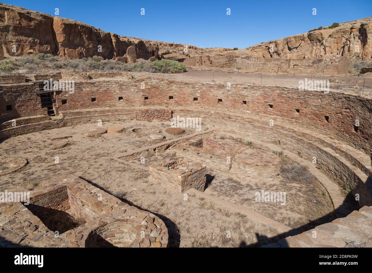 Guardando in uno degli antichi Kivas presso il sito della Casa Grande Chetro Ketl costruito dal popolo Anasazi nel Chaco Canyon, New Mexico. Foto Stock