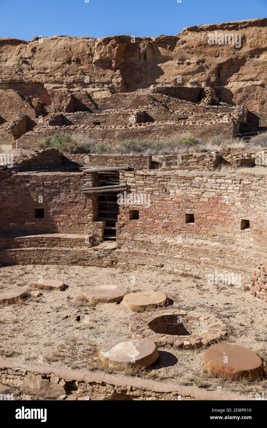 Guardando in uno degli antichi Kivas presso il sito della Casa Grande Chetro Ketl costruito dal popolo Anasazi nel Chaco Canyon, New Mexico. Foto Stock