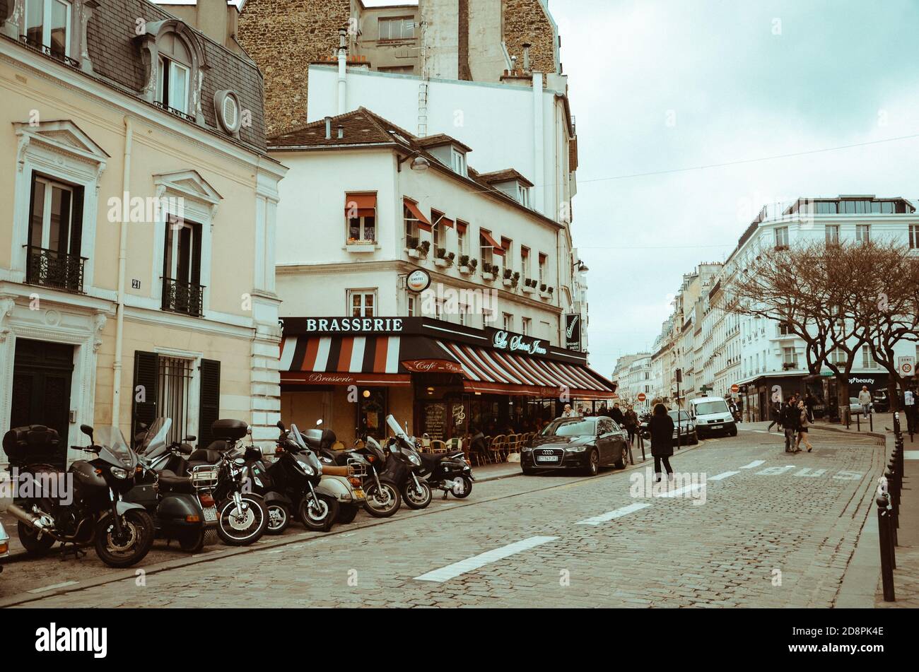 PARIGI, FRANCIA - 27 ottobre 2020: Bellissimo panorama dei quartieri di Parigi con vibrazioni filmiche. Foto Stock