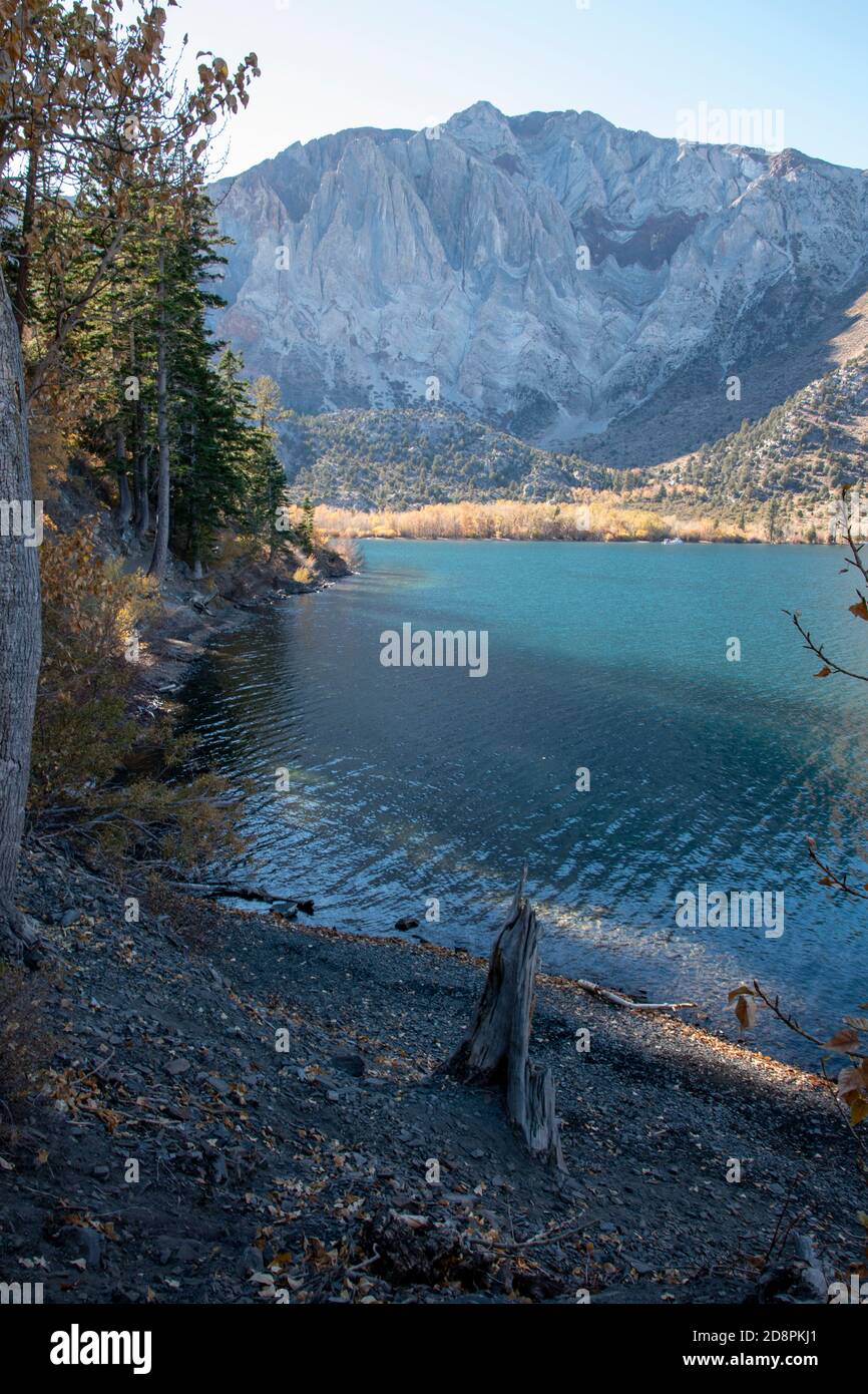 Il lago di Chert è un lago alpino della contea di Mono, California, USA, che funge da punto di partenza per escursioni nella riserva naturale John Muir della Sierra orientale. Foto Stock