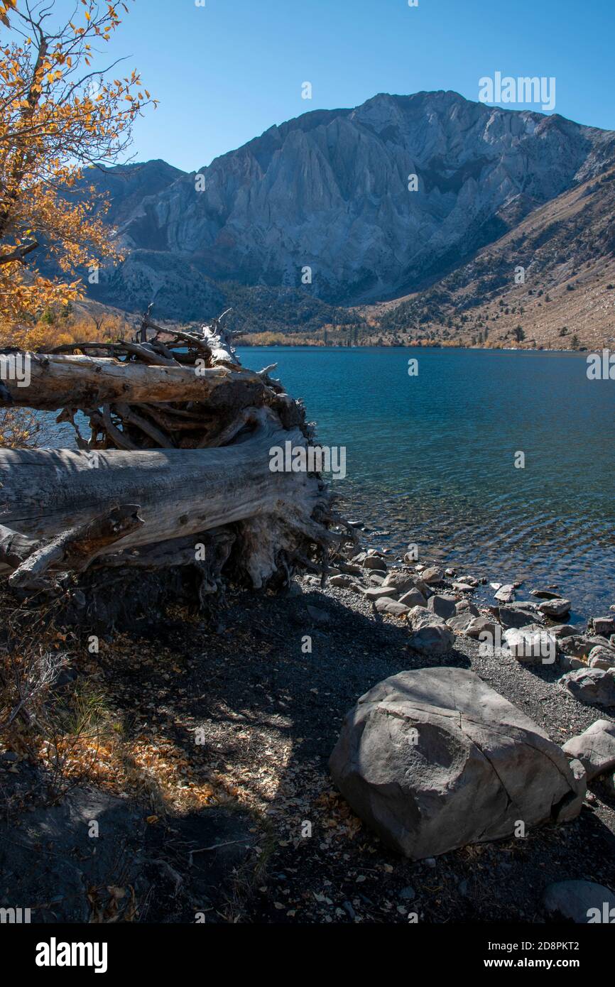 Il lago di Chert è un lago alpino della contea di Mono, California, USA, che funge da punto di partenza per escursioni nella riserva naturale John Muir della Sierra orientale. Foto Stock