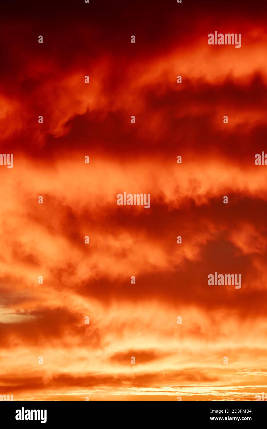 Drammatico rosso arancio tramonto cielo nuvoloso paesaggio Foto Stock