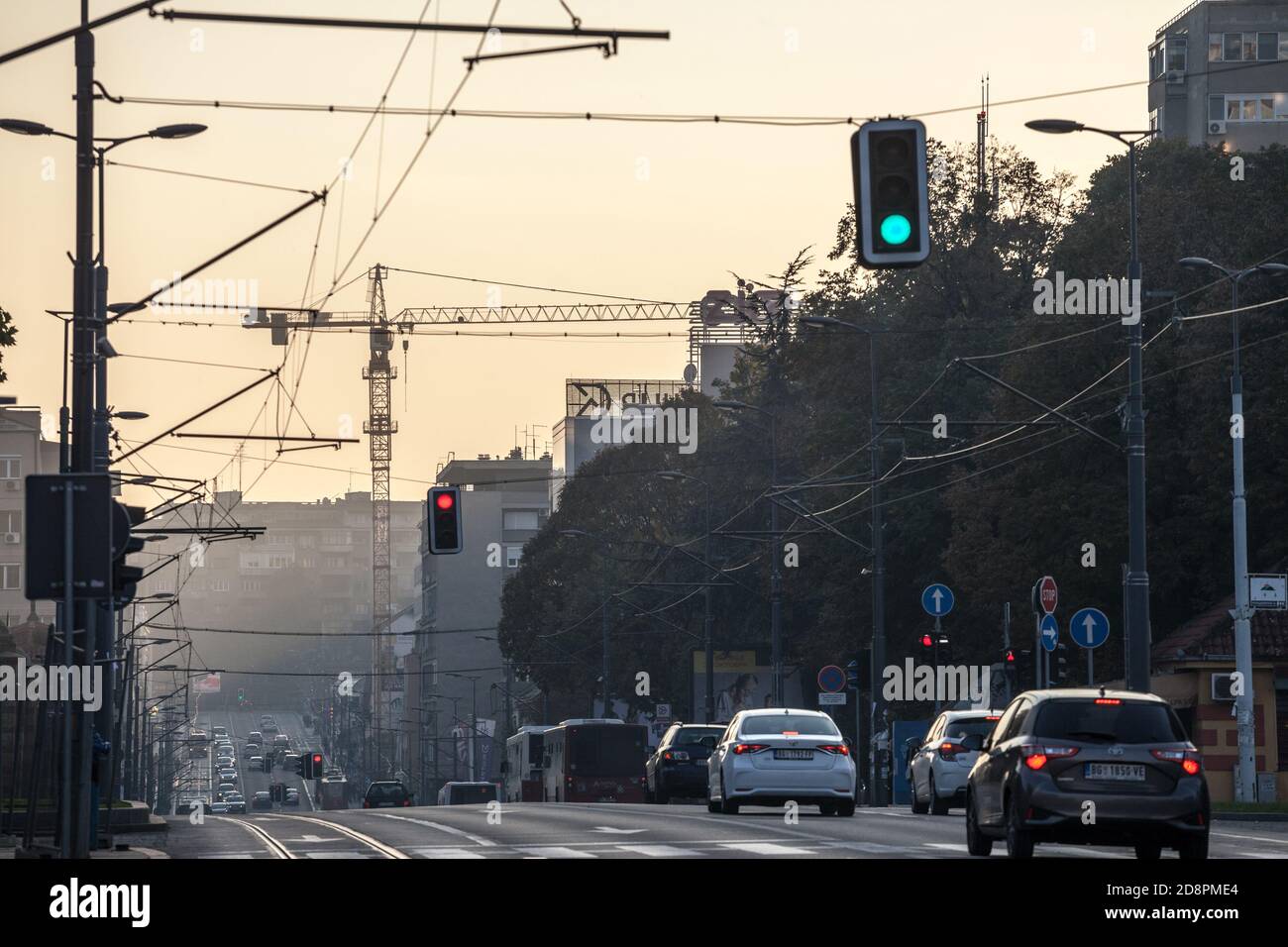 BELGRADO, SERBIA - 25 OTTOBRE 2020: Traffico confettura di automobili e altri veicoli in via Ruzveltova alle ore di punta, sotto forte inquinamento, durante il tramonto. B Foto Stock