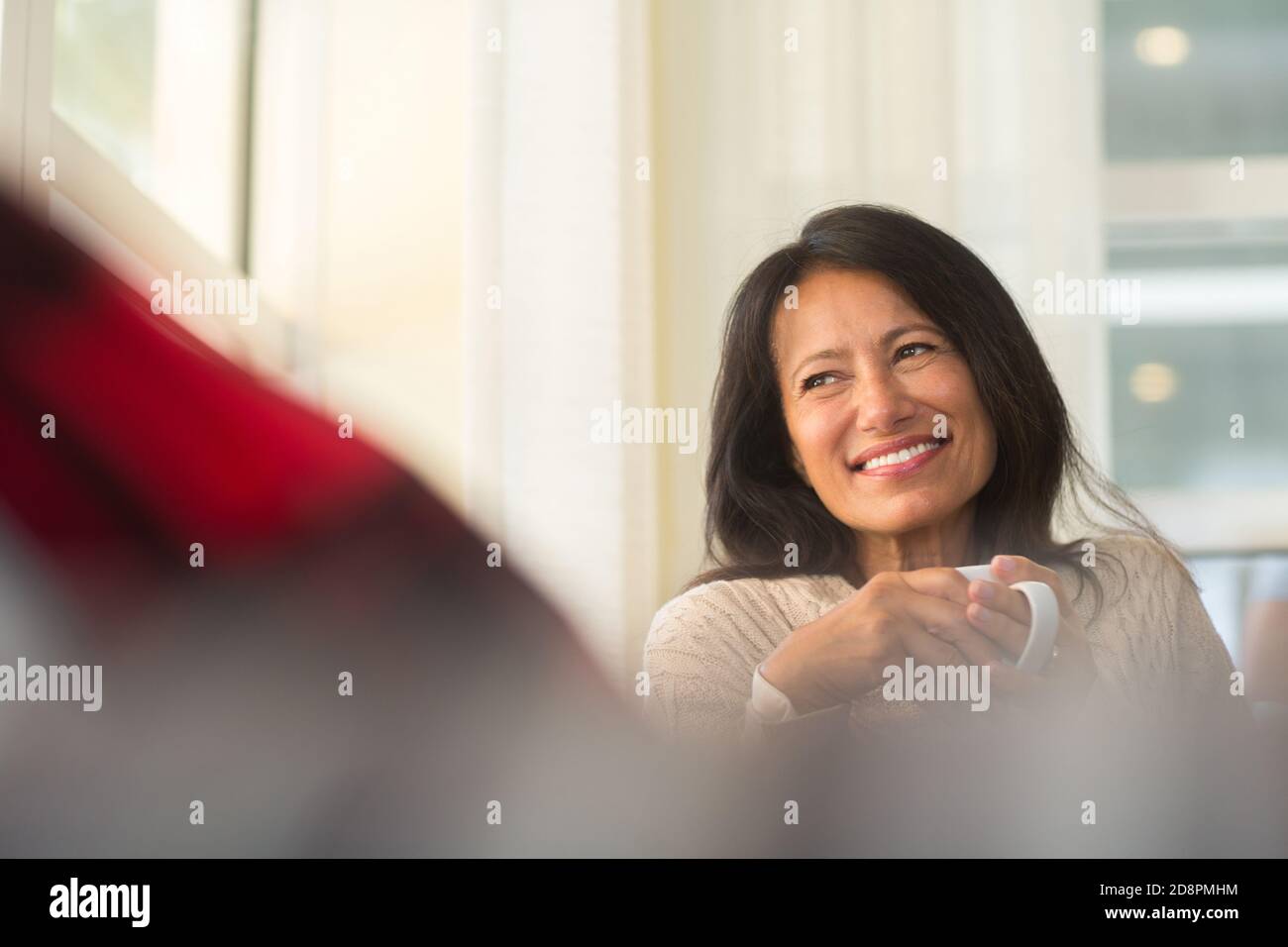 Ritratto di una donna ispanica avvolto in un accogliente coperta. Foto Stock