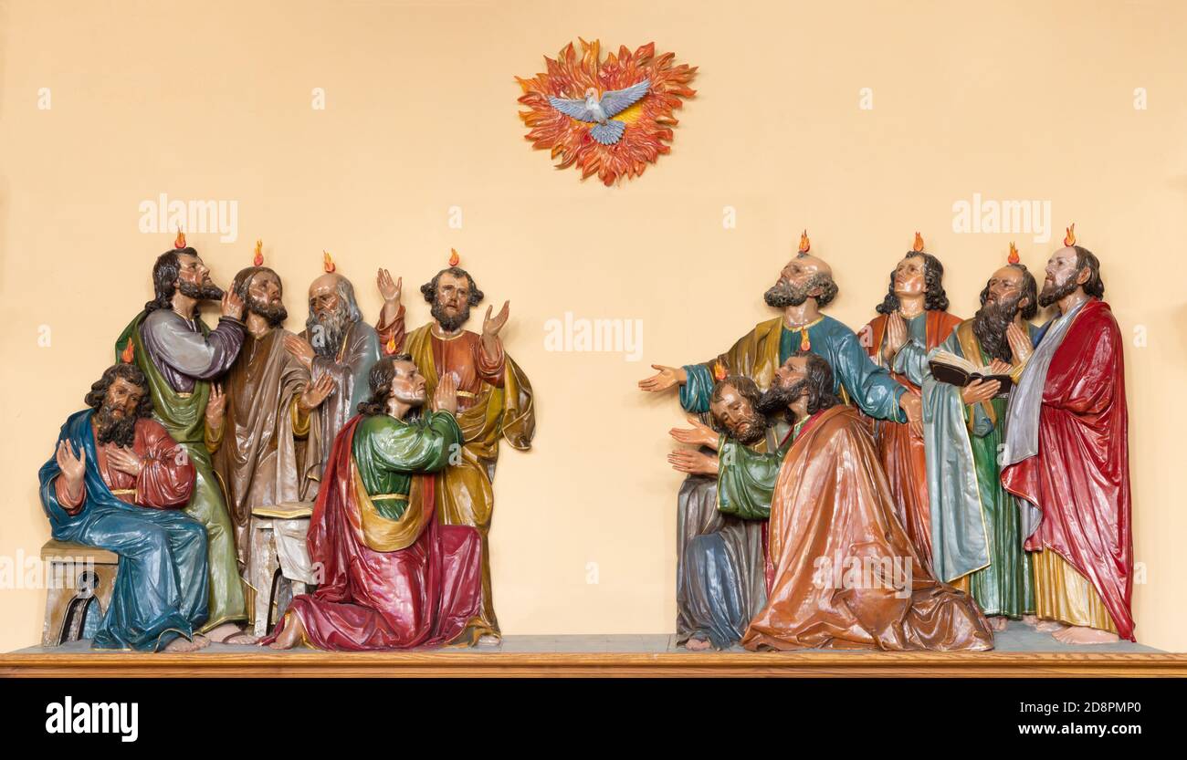 VIENNA, AUSTIRA - 22 OTTOBRE 2020: Il gruppo scultoreo policromo calvato di Pentecoste nella chiesa di Pfarrkirche Kaisermühlen. Foto Stock