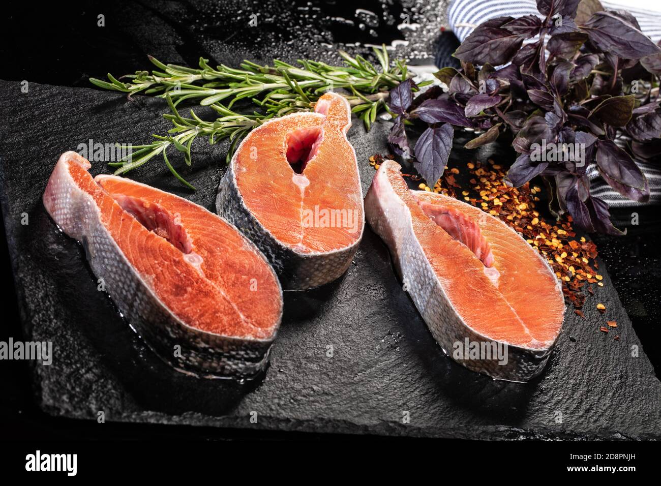 Prezzi del pesce rosso e verde su uno sfondo per studio Foto Stock