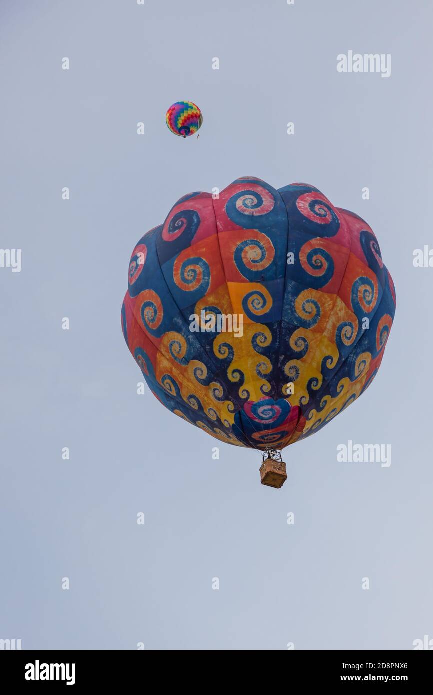 palloncini gialli nel festival della città contro il cielo blu profondo  Foto stock - Alamy