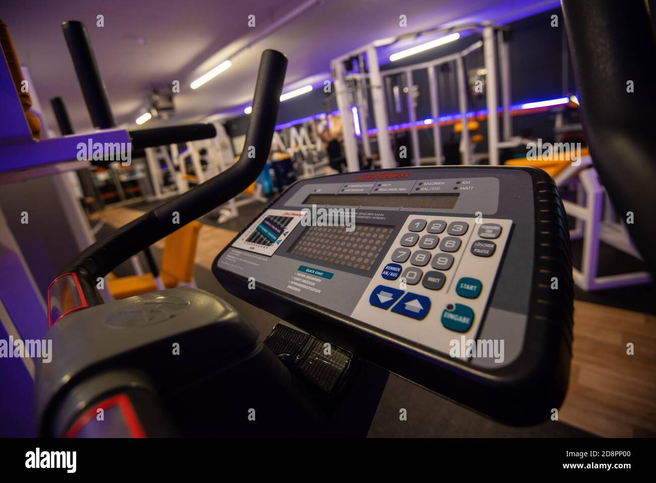 Rattelsdorf, Germania. 31 Ott 2020. La palestra "OnTop Fitness-Point" di Rattelsdorf è quasi deserta. I governi federali e statali hanno deciso un blocco parziale a partire da lunedì prossimo a causa della pandemia di Corona; gli studi di fitness dovranno chiudere di nuovo. Credit: Nicolas Armer/dpa/Alamy Live News Foto Stock