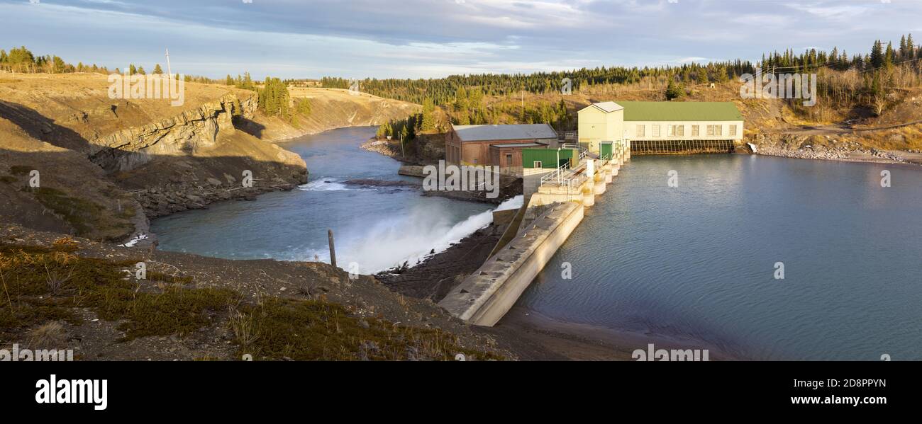Vista panoramica della diga di Horseshoe Falls presso il fiume Bow, alle pendici delle Montagne Rocciose a ovest di Calgary, Alberta Foto Stock