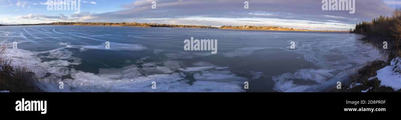 Panorama Vista panoramica Glenmore Reservoir South Calgary, Alberta. Lago di superficie acqua ghiacciata ghiaccio e City Center Skyline su Horizon Foto Stock