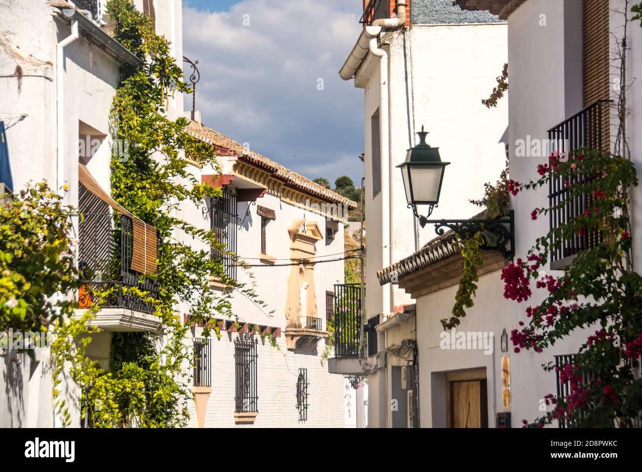 Una delle parti più popolari della città di Granada, la Spagna, la città vecchia conosciuta per i suoi edifici ornati. Foto Stock