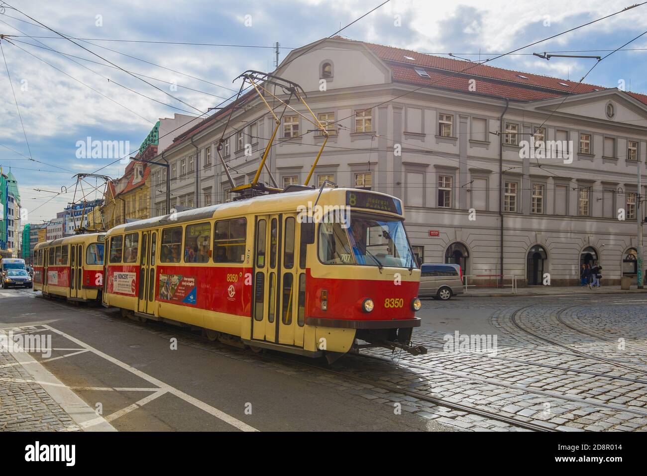 PRAGA, REPUBBLICA CECA - 23 APRILE 2018: Tram vecchio su una strada della città in aprile mattina Foto Stock