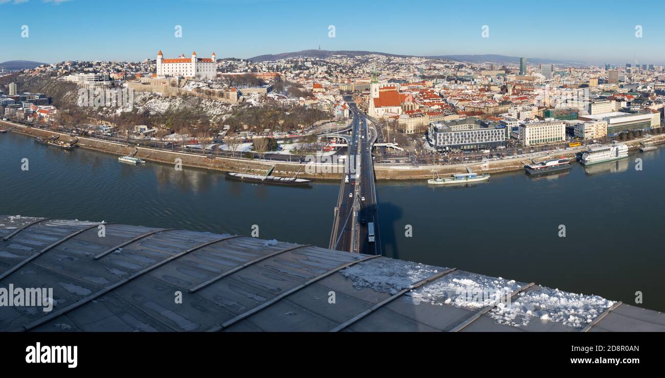 BRATISLAVA, SLOVACCHIA, dicembre - 1, 2017: vista panoramica della città dal ponte di SNP. Foto Stock