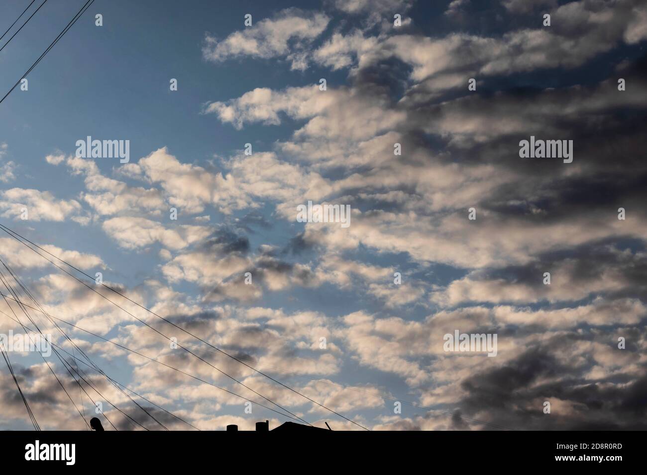 Cielo nuvoloso colorato in una giornata di sole. Foto Stock
