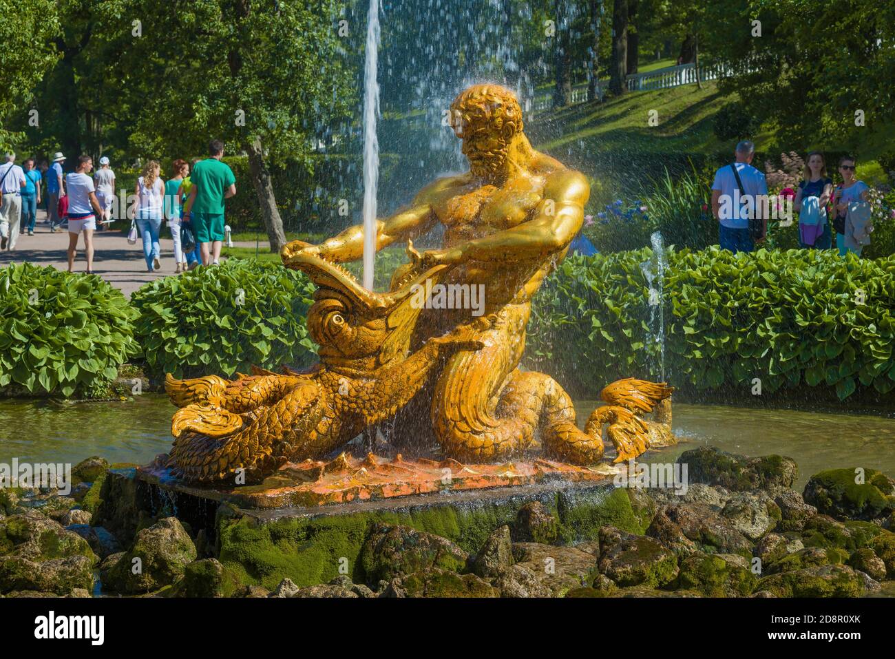 PETRODVORETS, RUSSIA - 03 LUGLIO 2015: Primo piano fontana Triton in un giorno di luglio soleggiato. Peterhof Foto Stock