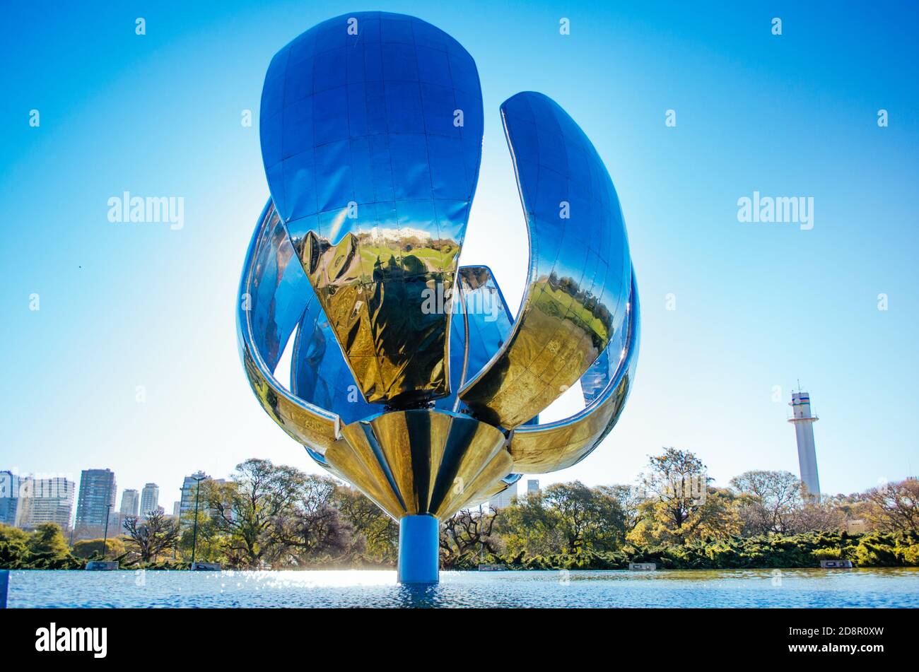 Buenos Aires, Argentina - situato in Plaza de las Naciones Unidas, Floralis generica è una scultura in acciaio inossidabile e alluminio parzialmente opene Foto Stock